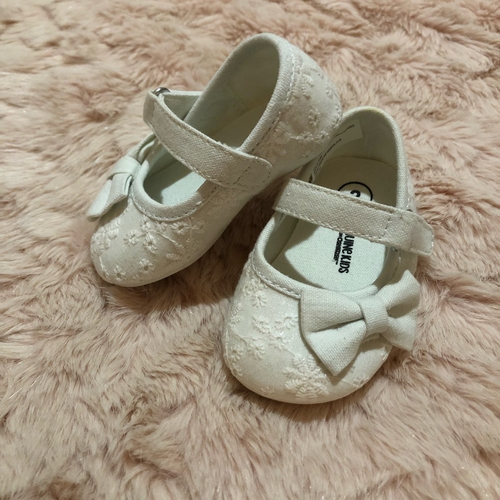 2T super cute eyelet Mary Janes